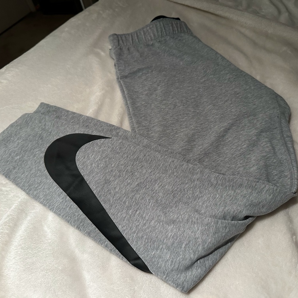 GRAY NIKE LEGGINGS